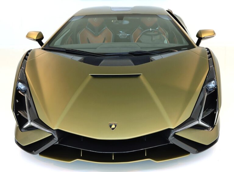 The Impact of AI in Personalizing In-Car Connectivity and User Interfaces